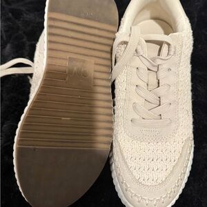 DV by Dolce Vita Women's Cream Textured Sneakers